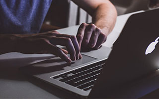 始祖鸟母公司发布上市后首份财报，麦当劳冠名法甲