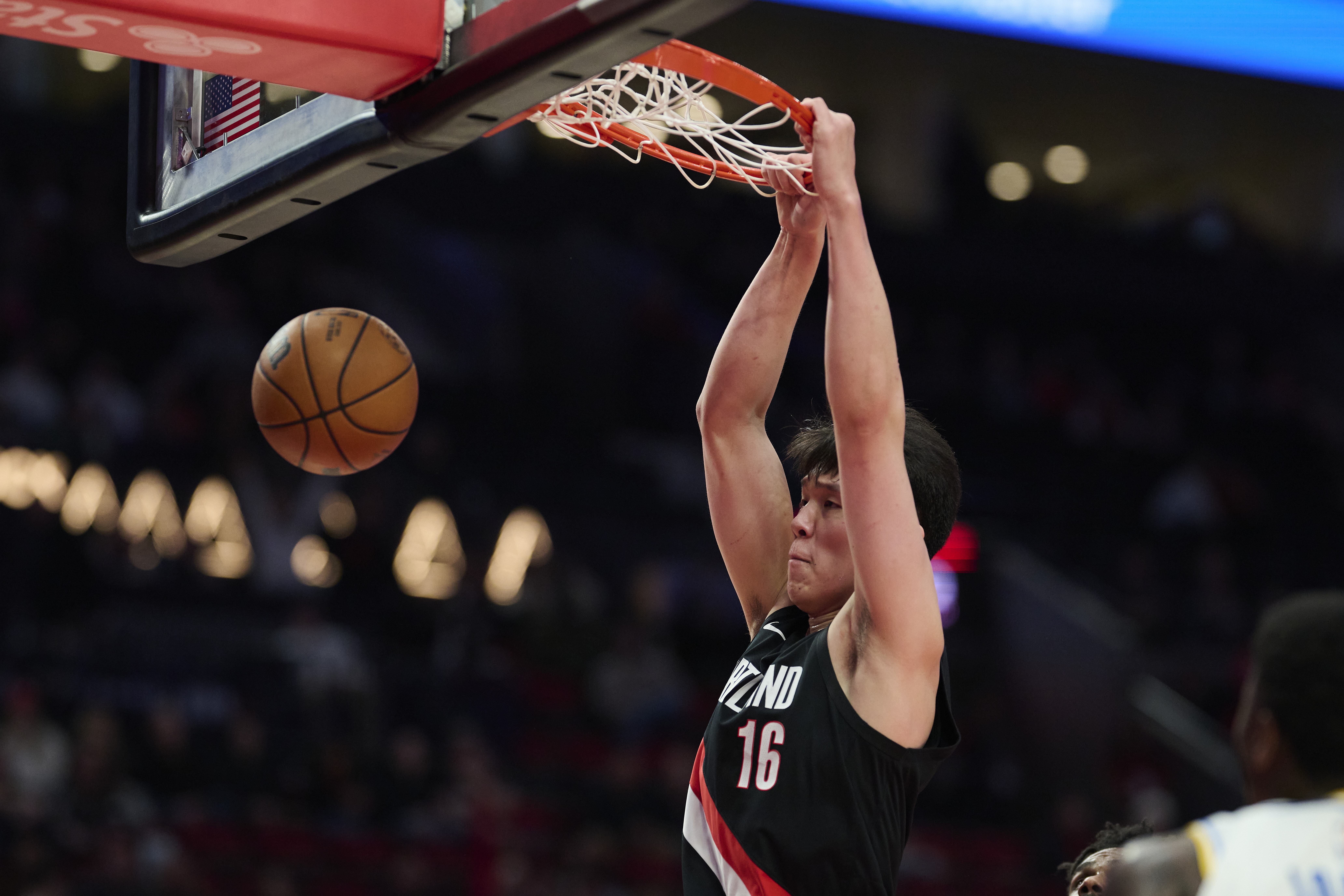 开云平台-媒体人：面对跟自己身材差不多的中锋时 杨瀚森欠缺稳定性&amp;强硬度